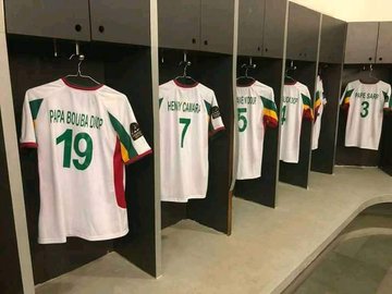 MediaSanaga's tweet photo. 🔴 ⚽ 🇸🇳 [Match de Gala] 
 Les anciennes gloire africaine (@didierdrogba, @MBOMAPatrick @Geremi20Njitap, @SamuelEtoo, @TeamAdebayor, @IAmOkocha @aristidebansee, etc...) et les légendes du football Sénégalais. https://t.co/zDxpcR8I9c