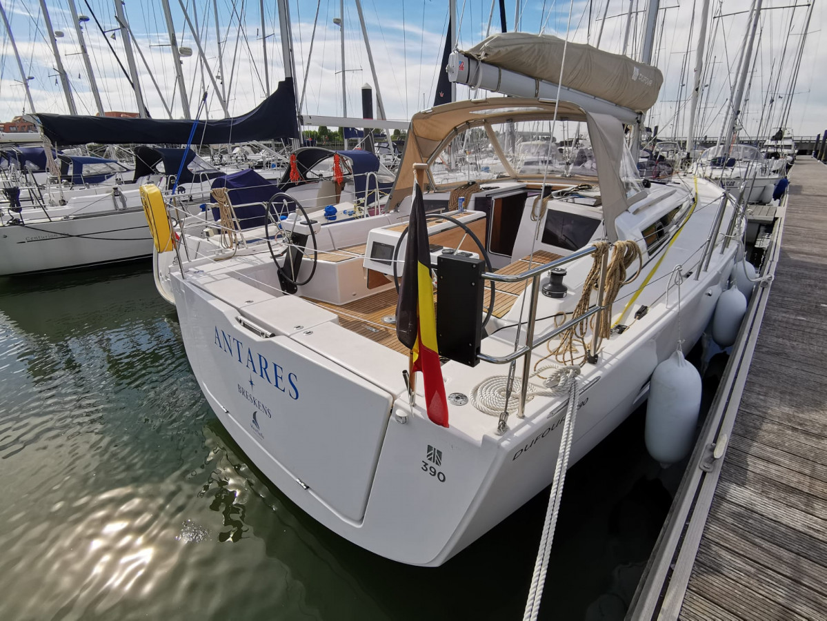TubberBoats's tweet photo. Deze prachtige Dufour  390 Grand Large met 3 hutten is nog beschikbaar tijdens de Meivakantie.  Ga jij Zeeland ontdekken dit voorjaar met je eigen jacht? Ook beschikbaar met schipper. 

https://t.co/Jhiv8C3tdo 

#zeilen #meivakantie #zeeland #vakantie #boothuren #genieten https://t.co/ORfZUd4RmS