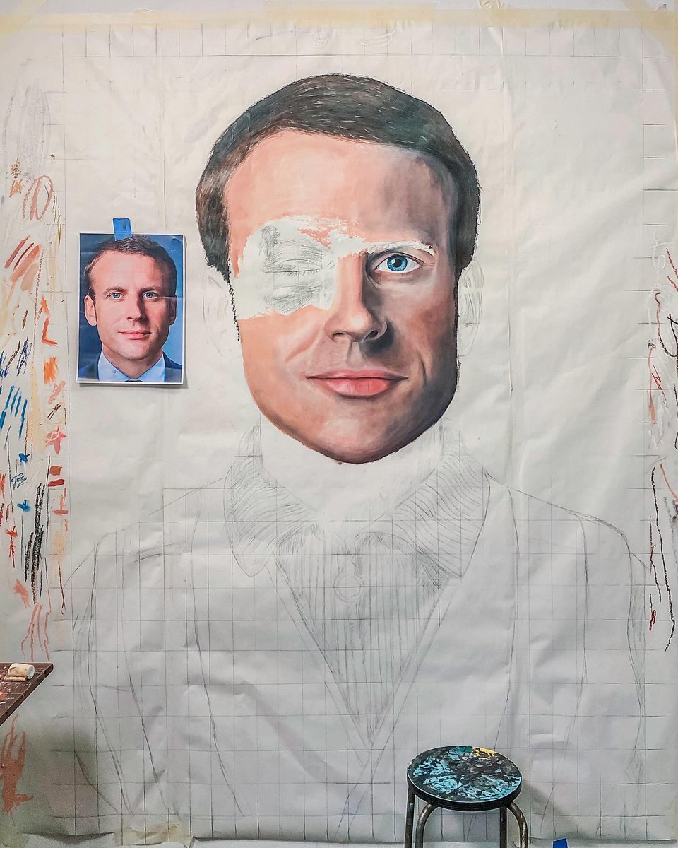 jaeraymie's tweet photo. Quelques photos de la peinture d’Emmanuel #Macron en gilet jaune.
#Presidentielle2022 #distorsions https://t.co/rwkPNXua8x