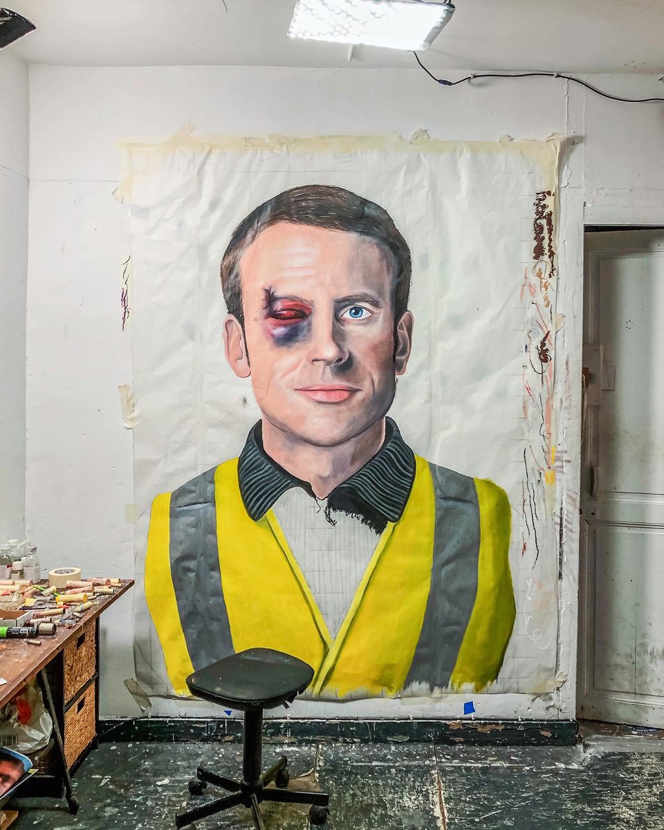 jaeraymie's tweet photo. Quelques photos de la peinture d’Emmanuel #Macron en gilet jaune.
#Presidentielle2022 #distorsions https://t.co/rwkPNXua8x