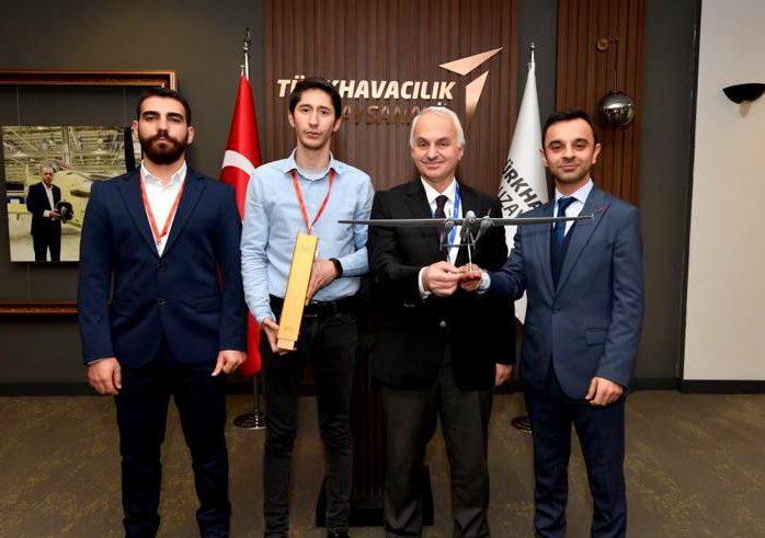 buminvarli's tweet photo. 22.02.2022 hem benim hem de @T3AllStar için bir milat oldu. 🚀

Katıldığı yayınları, konferanslarını mutlaka bulup izlediğim @TUSAS_TR Genel Müdürü Prof. Dr. @Temel_Kotil ile bir araya geldik bugün. 

Roket gövdemize gurur duyduğumuz bir markayı ekledik! Harika haberler yolda!!! https://t.co/gFW1BM1rwb