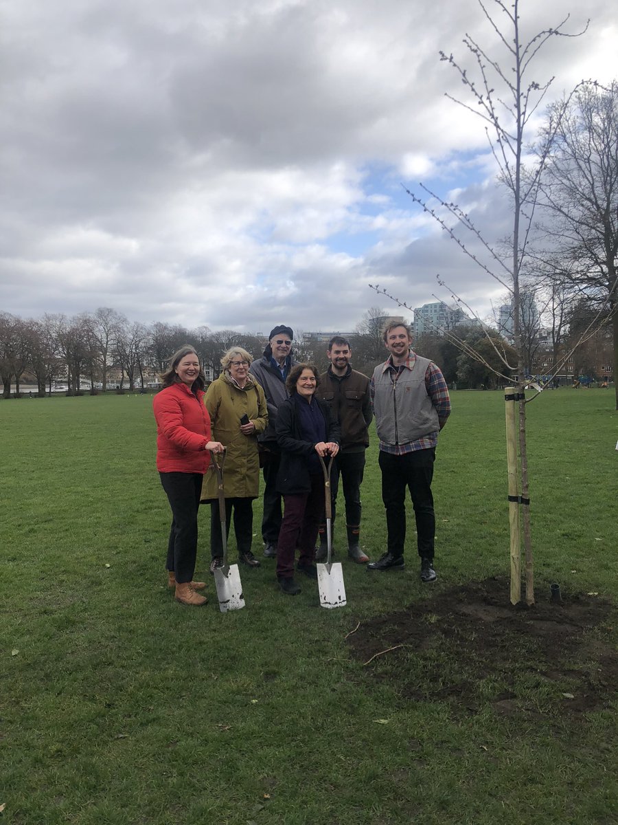 🌳It was lovely to join <a href="/WandsworthPark/">Wandsworth Park</a> <a href="/putneysociety/">The Putney Society</a> <a href="/PutneyFleur/">Fleur Anderson MP</a> <a href="/EnableParks/">Enable Parks Wandsworth</a> Sam &amp; Liam from <a href="/wandbc/">Wandsworth Council</a> &amp; children from local schools inc <a href="/BrandlehowSch/">Brandlehow School</a> @TheRocheSchool <a href="/StJoesPutney/">St. Joseph's Putney</a> <a href="/HurlinghamPrep/">Hurlingham School and Nursery</a> to plant some  special new trees today, marking the Queen’s #Jubilee year!💚👏