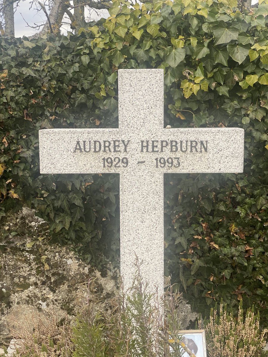 カンヌ映画祭会長ピエール・レスキュールさん、念願のオードリー・ヘップバーンのお墓参りへ。場所はヘップバーンが晩年を過ごしたスイス、レマン湖畔の小さな村トロシュナだそうです。 