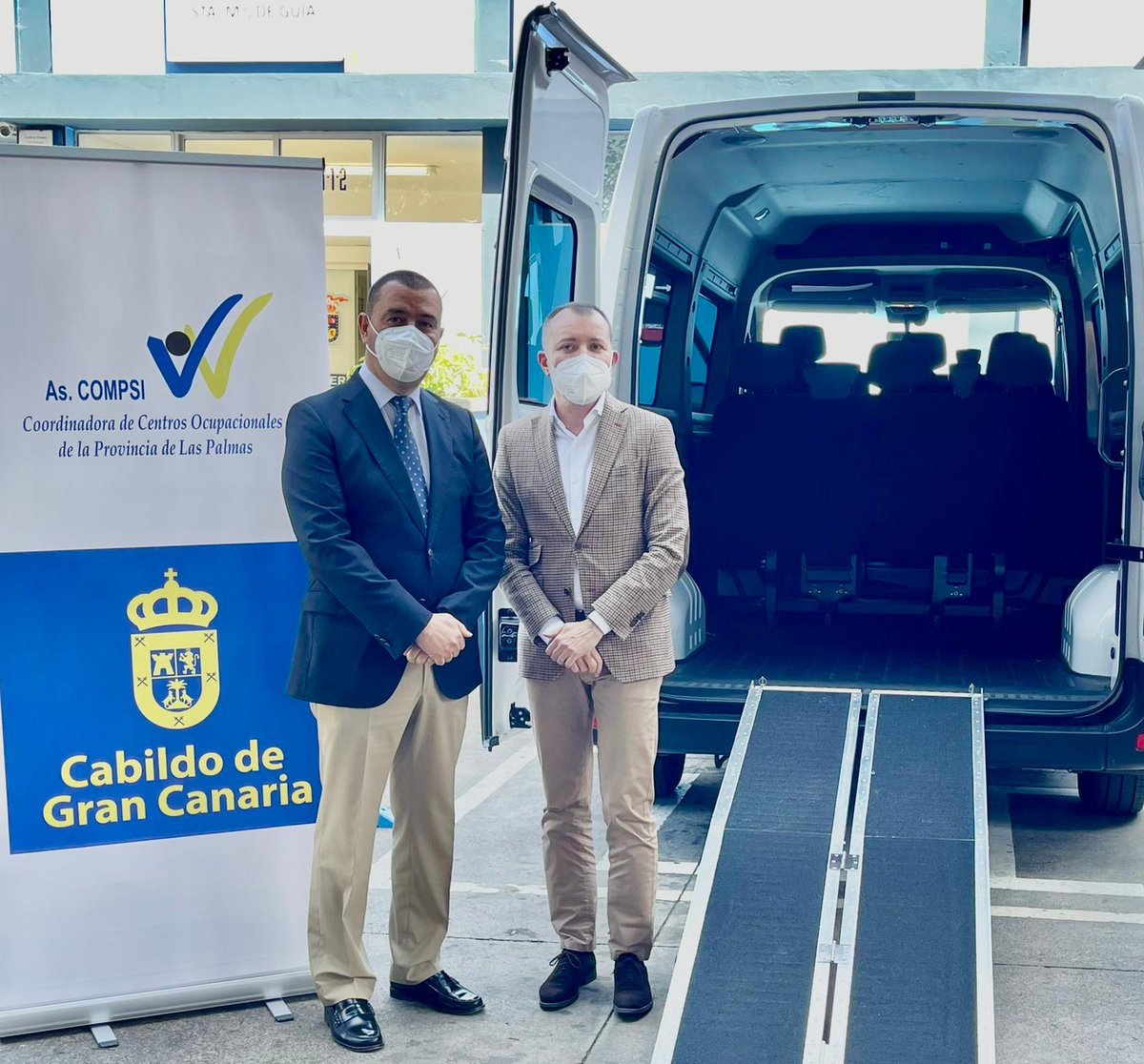 PedroMRodg's tweet image. Hoy he visitado junto al consejero de Presidencia de @GranCanariaCab, @teodorogaldar, las instalaciones de la Asociación #Compsi donde hemos comprobado el nuevo mobiliario y la rampa móvil para el vehículo accesible, adquirido por dicha Asociación.