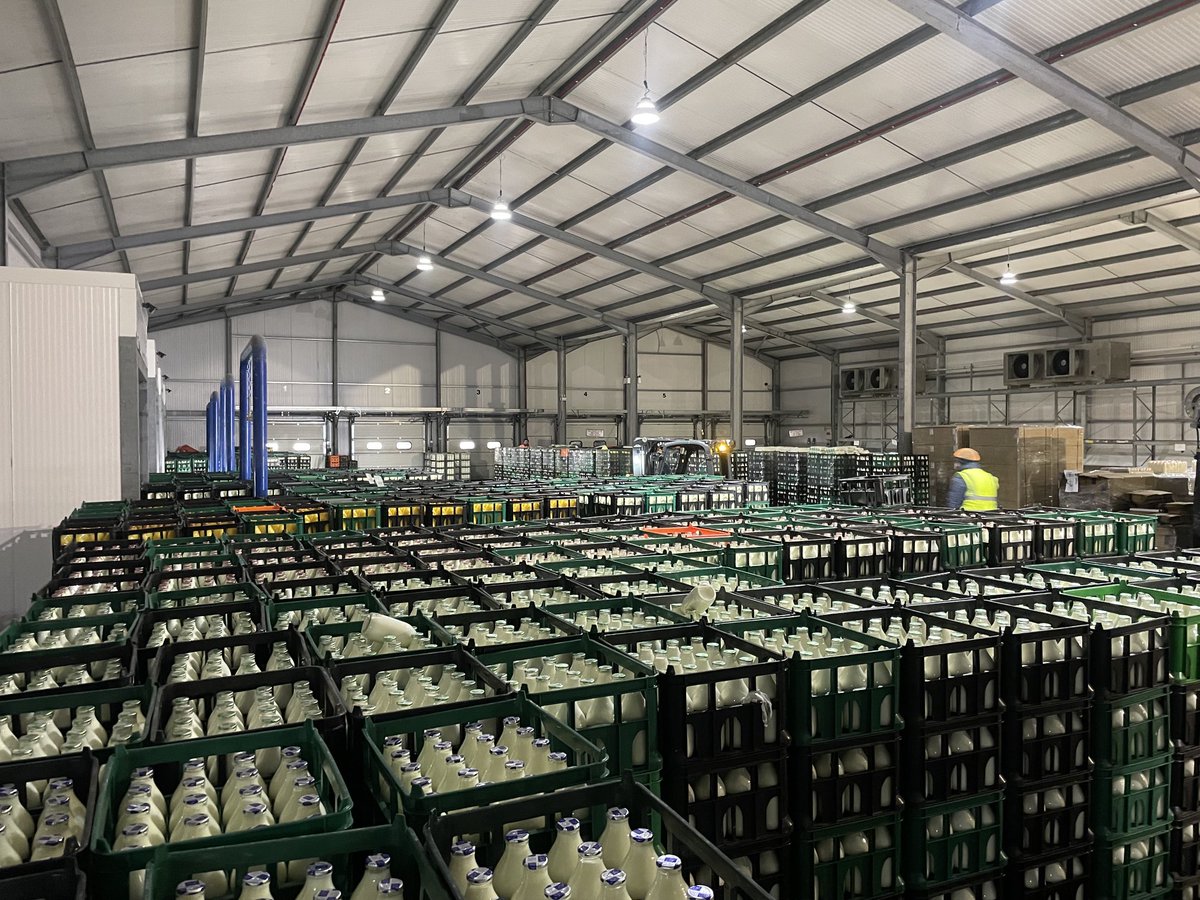 AHolt06's tweet photo. Great to see glass orders on the rise and โฆpeople turning towards the local milkman for there milk delivery๐๐ฅ#RinseAndReturn #Recycle #Glass #Dairy https://t.co/lknoYK1BXx