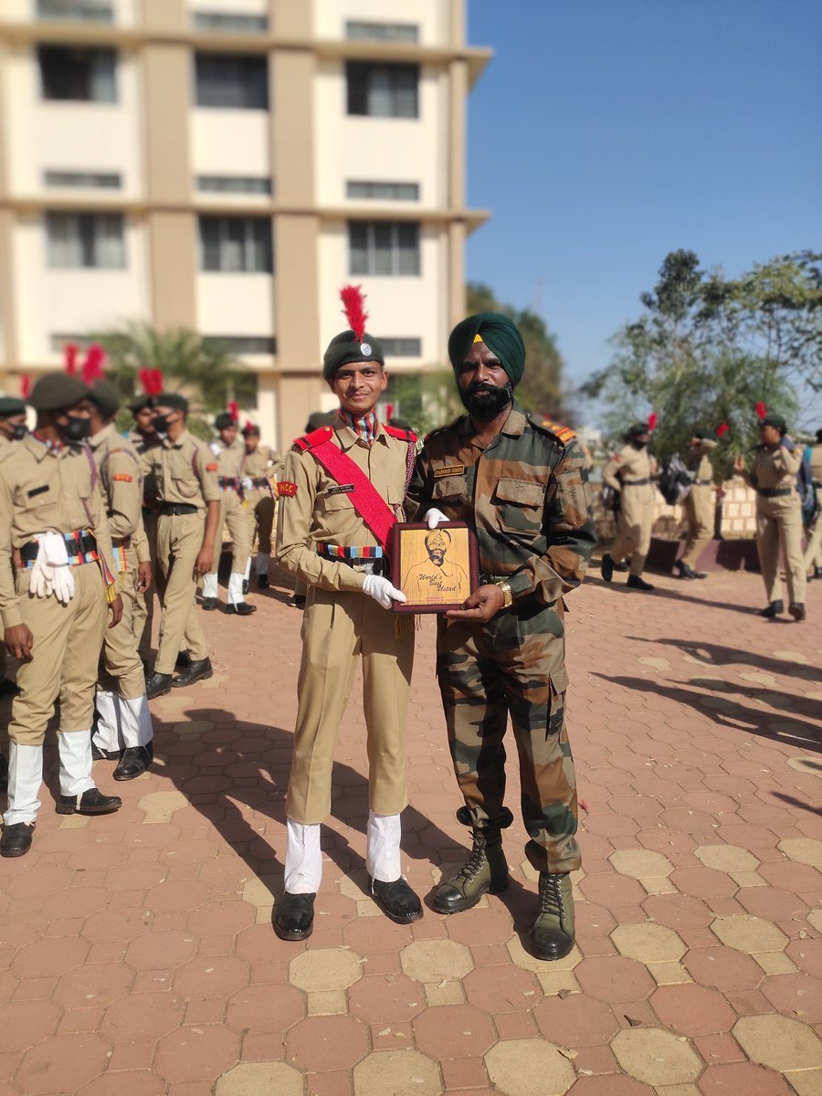 mangar_sumit's tweet photo. #NationalCadetCorps 
World Best Ustaad Subedar Kashmir Singh Sir was felicitated by the cadets of NH College, Bramhapuri affiliated to 20 Mah Bn NCC Nagpur for his dedicated service for NCC.
@PRODefNgp
@InfoVidarbha @orange20mah @orangegp68 @TarunKAich https://t.co/VF5Ftlqhqr