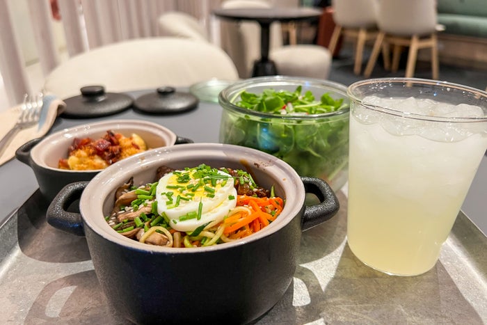 SalesInter's tweet photo. Ya sea que hagas ejercicio o simplemente te relajes, el #CapitalOneLounge de @DFWAirport  lo tiene todo. 🏃🏻‍♀️ 💆🏻

#MinuteSuites (terminales A y D); 
#Gameway (terminales B y E);
#BeRelax (Terminal B);
#TheClubDFW (Terminal D).

#CapitalOneVenture #premiumbenefits #DFW #travel https://t.co/CPsnaX9WTc