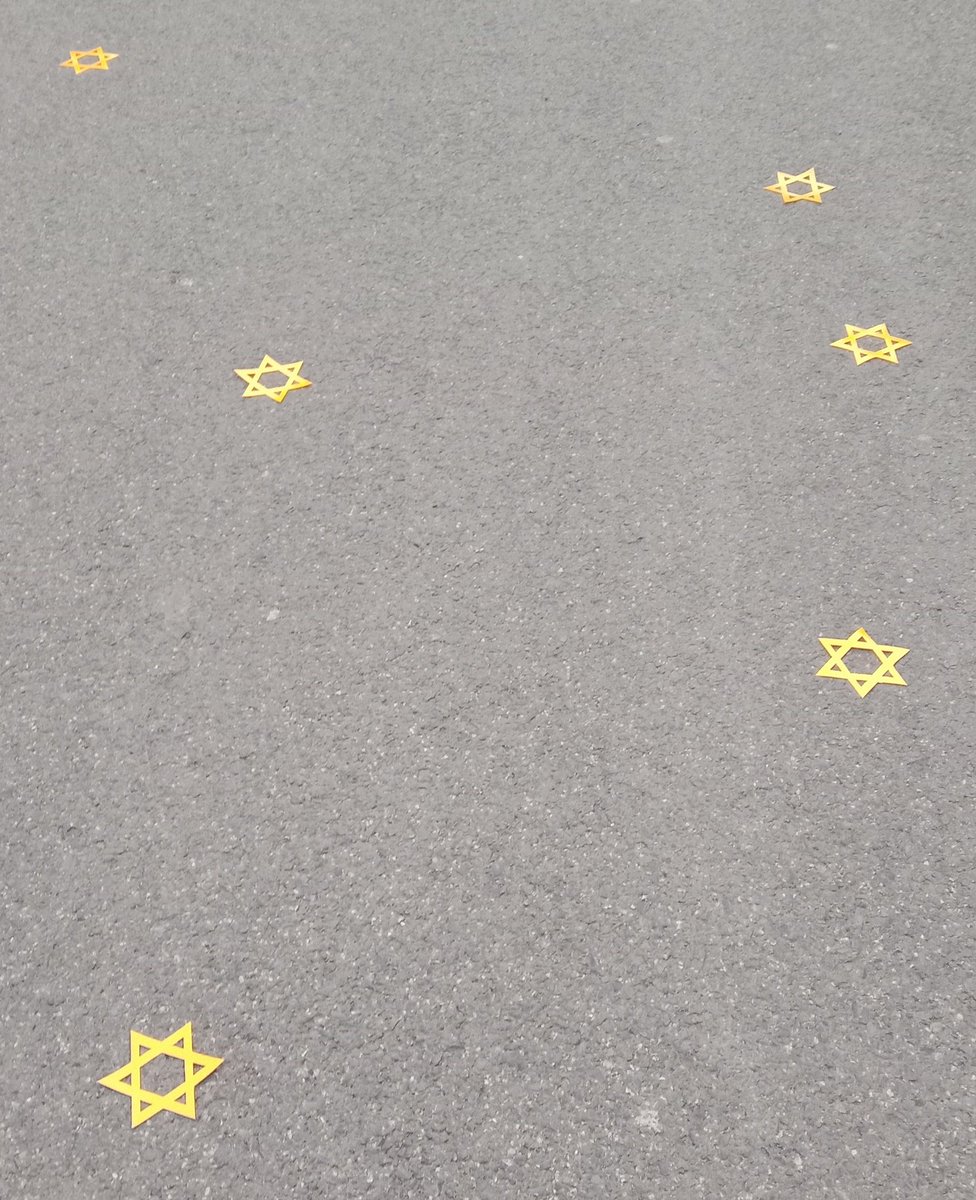 petrhronik's tweet photo. Nově instalované pietní místo na Kladně, v místech nástupu židovských transportů Y a Z. 1502 židovských hvězd na komunikaci představovalo zahynuvší z více než 1600 obyvatel Kladna a okolí. Nezapomeneme! ✡️ #80let #transportyYaZ #zide #transporty https://t.co/XTyajasmFO
