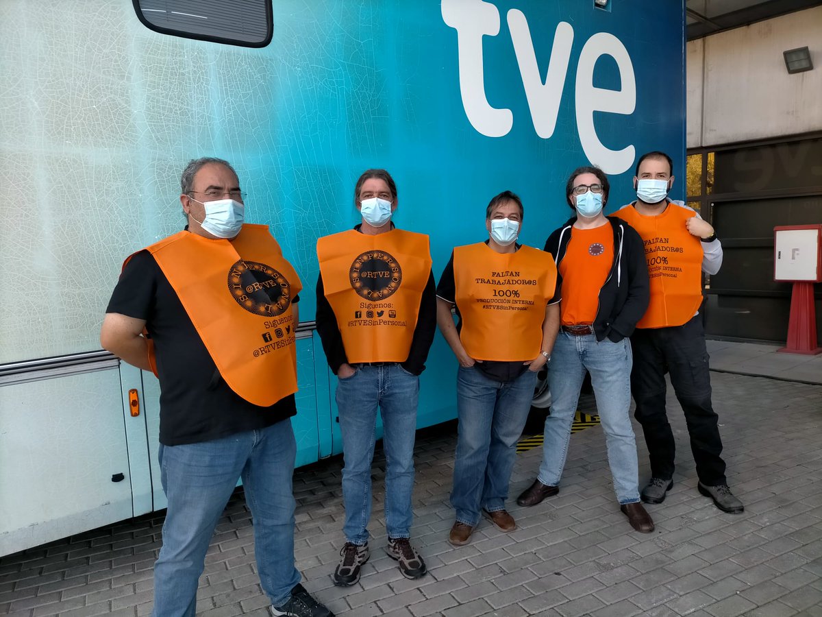 rtvesinpersonal's tweet photo. Para garantizar ahorro, producciones y retransmisiones de calidad, queremos que se utilicen los recursos propios de @rtve. Los miércoles de naranja reclamamos transparencia en gestión, carrera profesional real, mas producción propia interna y aumento de medios técnicos y humanos. https://t.co/swT4LzGTd9