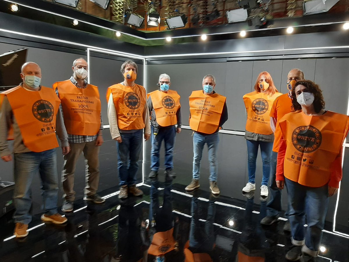 rtvesinpersonal's tweet photo. Para garantizar ahorro, producciones y retransmisiones de calidad, queremos que se utilicen los recursos propios de @rtve. Los miércoles de naranja reclamamos transparencia en gestión, carrera profesional real, mas producción propia interna y aumento de medios técnicos y humanos. https://t.co/swT4LzGTd9