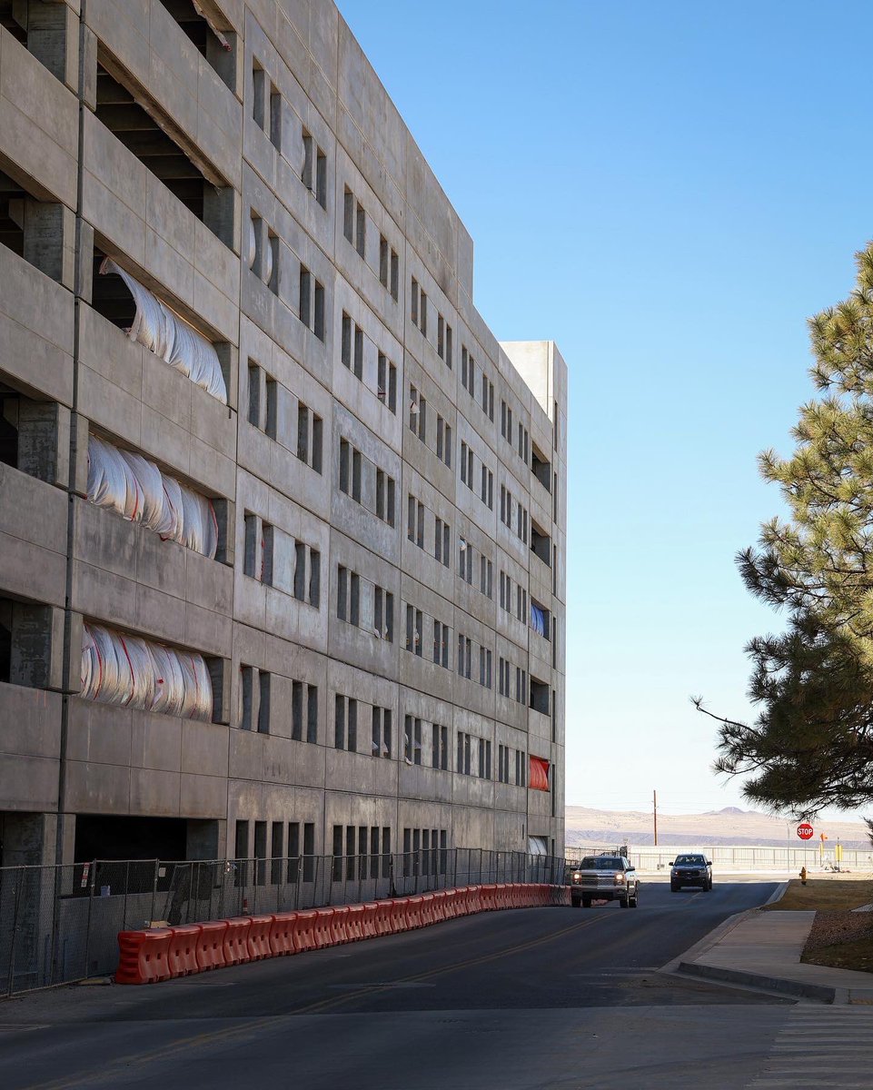 UNMHospital's tweet photo. Next door to UNMH, a 6.5-acre lot bustling with cranes and construction equipment will soon become the site of a new 96-bed adult critical care tower and 1,400-space parking structure. #BuildingMoreForNM

https://t.co/IY88xVUBs5 https://t.co/4f18SOh3d3