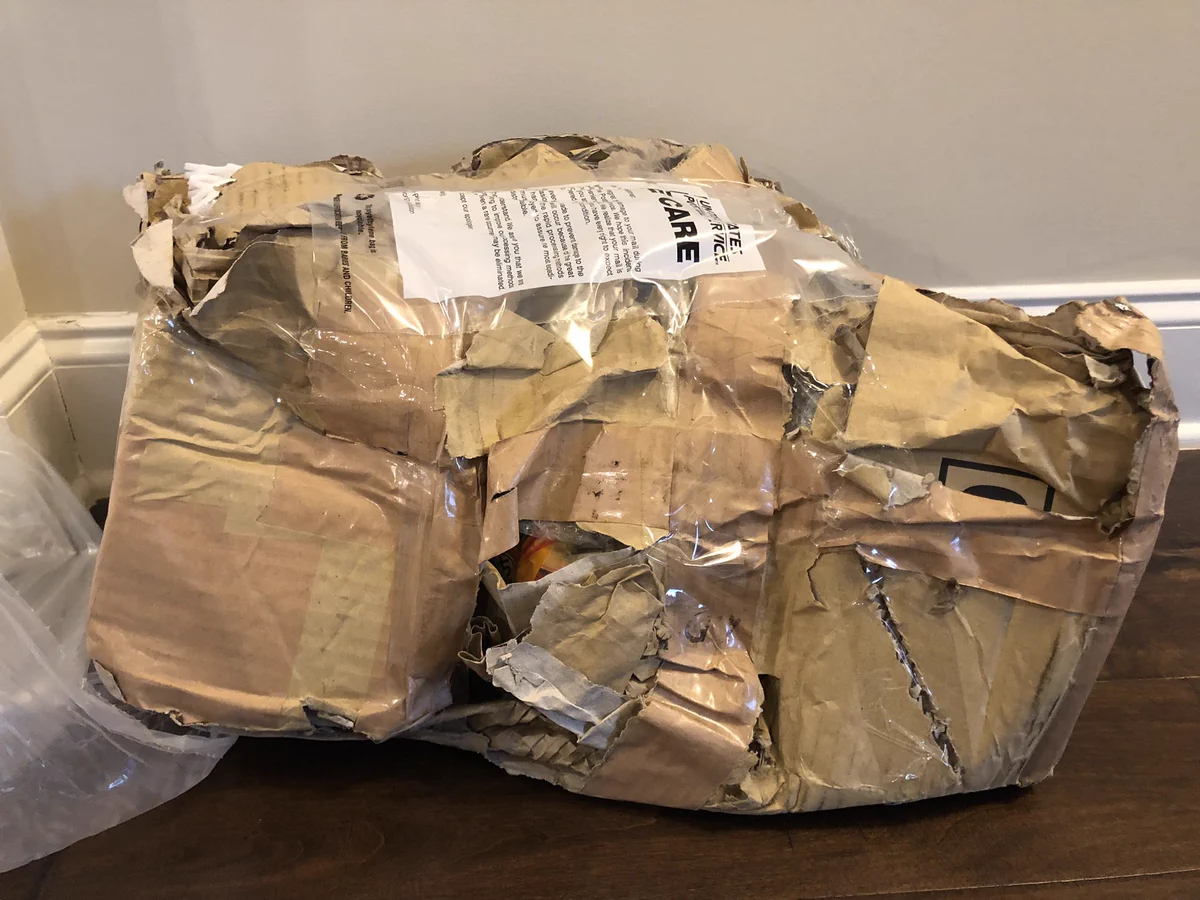 お母様がアメリカに送ってくれた愛情たっぷりの小包！こんな状態で届いた…
