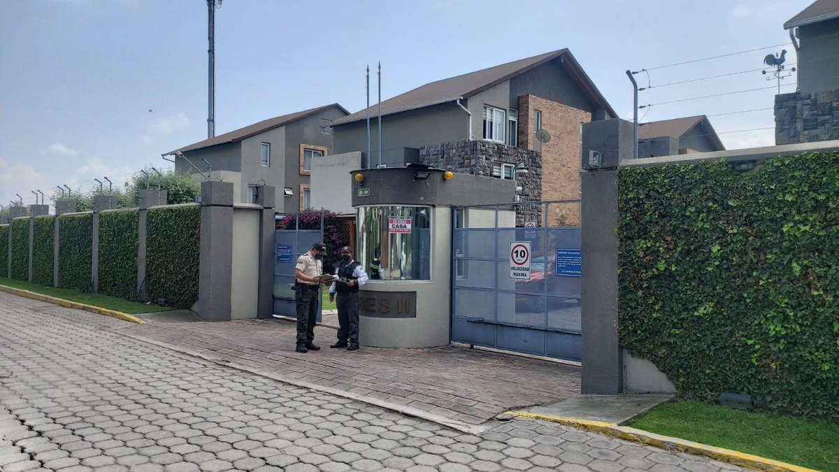 PoliciaEcuador's tweet photo. FORTALECEMOS LA SEGURIDAD

En Tumbaco, Eugenio Espejo, Manuela Sáenz y Los Chillos #DMQ, realizamos acciones preventivas comunitarias.

✅Activación del #BotónDeSeguridad 
✅#ChatComunitario
✅#ContactoCiudadano
✅#LocalSeguro 

#EjePreventivo
#PlanRescateEcuador https://t.co/31fsYQP8tD
