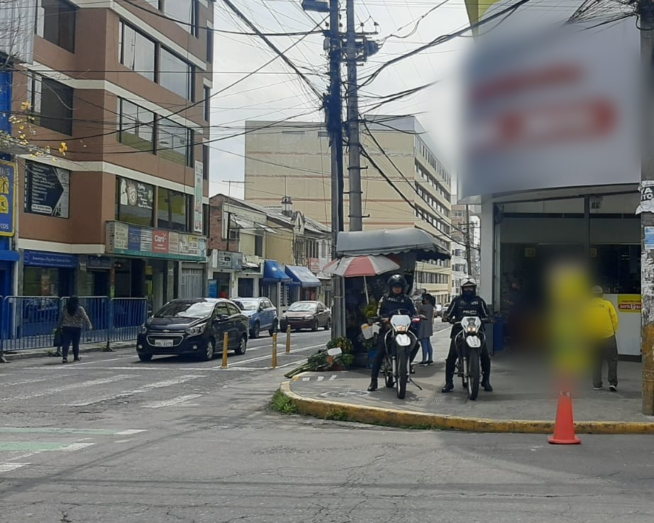 PoliciaEcuador's tweet photo. FORTALECEMOS LA SEGURIDAD

En Tumbaco, Eugenio Espejo, Manuela Sáenz y Los Chillos #DMQ, realizamos acciones preventivas comunitarias.

✅Activación del #BotónDeSeguridad 
✅#ChatComunitario
✅#ContactoCiudadano
✅#LocalSeguro 

#EjePreventivo
#PlanRescateEcuador https://t.co/31fsYQP8tD