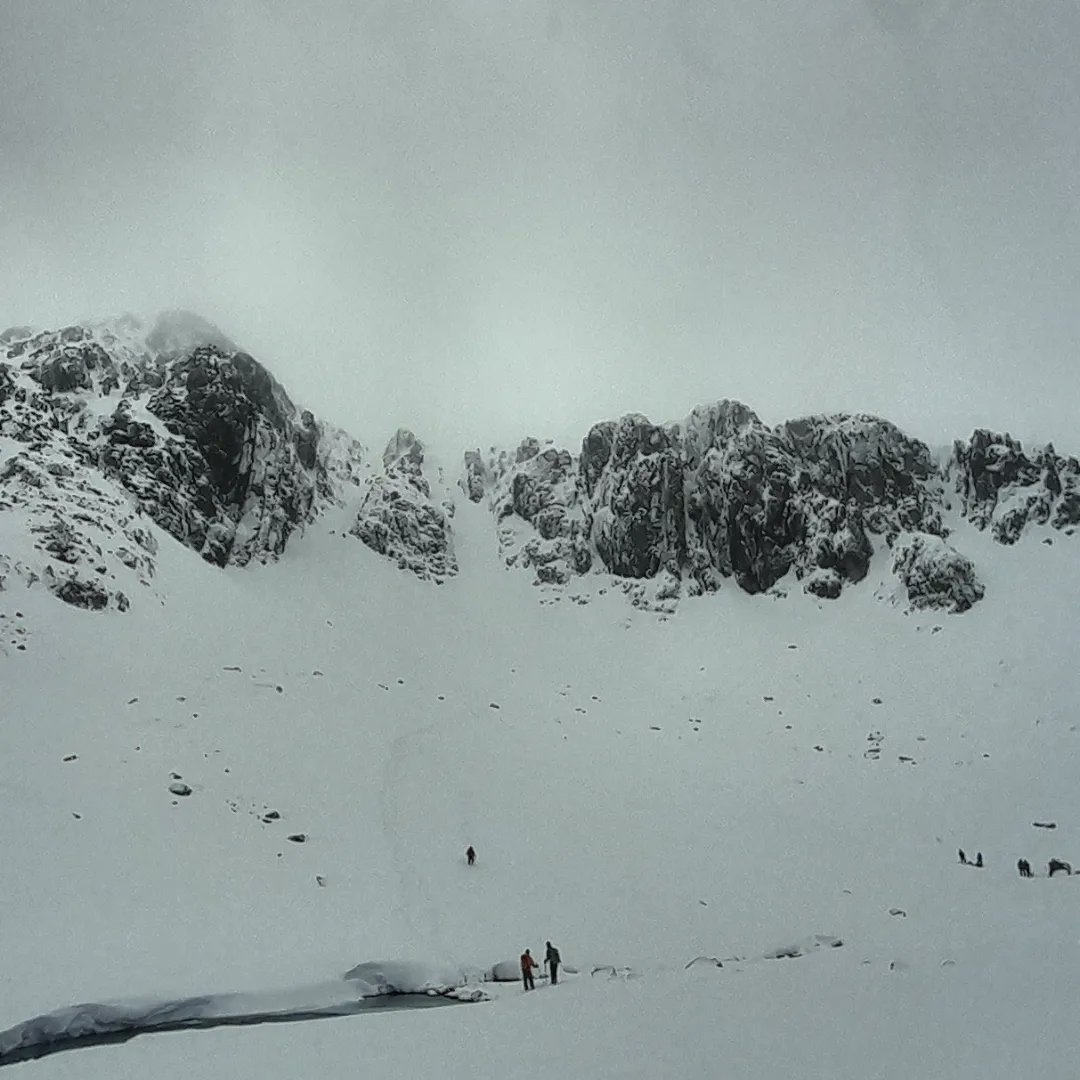 alexanderrclay's tweet photo. Another brilliant trip up Raeburn's Route. This time with some significantly more Scottish weather.
An ace day out, & a belter of a route, which Gary absolutely cruised. Goggles on and high 5s (and hugs) at the top!
@ScottKirkhope #highfivesandhugs #winter #callthiswork https://t.co/2pHpDepHFL