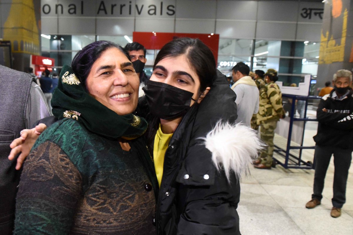 27saurabhsinha's tweet photo. #Ukraine #ReturnRelief
A young Indian student who flew in from Kyiv hugs her relative on arrival at Delhi Airport
Photo by @timesofindia ’s ace lensman Rajesh Mehta https://t.co/X34SQFUq54