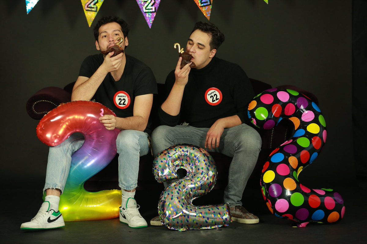 CengizMan's tweet photo. Geen betere manier on twosday te vieren dan via een spontane fotoshoot in de studio met zijn tweeën... In tweema! Happy 22-2-22! 

@BorisBoekelman https://t.co/stLpAGJwPB