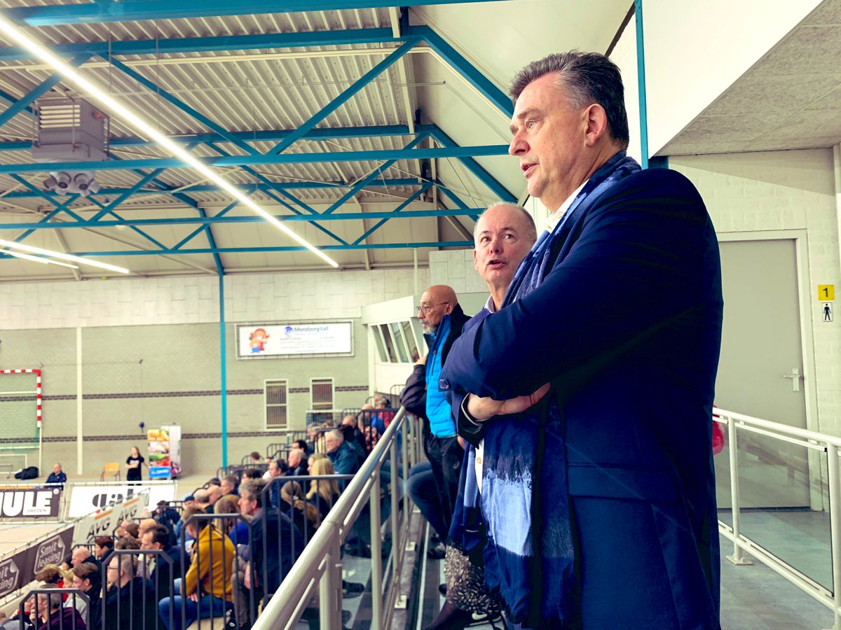 Gouverneur Emile Roemer komt alvast een kijkje nemen in zijn nieuwe woonplaats Gennep. Hij kiest een mooie avond uit: Limburgse volleybalderby <a href="/FASTVolleybal/">ARBO Rotterdam/FAST</a> - <a href="/Peelpush/">Peelpush</a> #1limburg #l1sprt