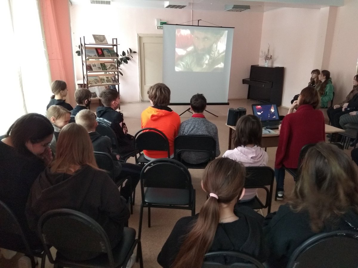 DosugaNo30's tweet photo. #ЦБС #Афганистан #23февраля #ДеньЗащитникаОтечества Исторический час в рамках месячника героико -патриотической работы "Трагедия и доблесть Афгана"  для старшеклассников прошёл сегодня в нашей библиотеке. Ребята узнали факты об Афганской  войне, познакомились с книжной выставкой. https://t.co/ufGYmnIY3H