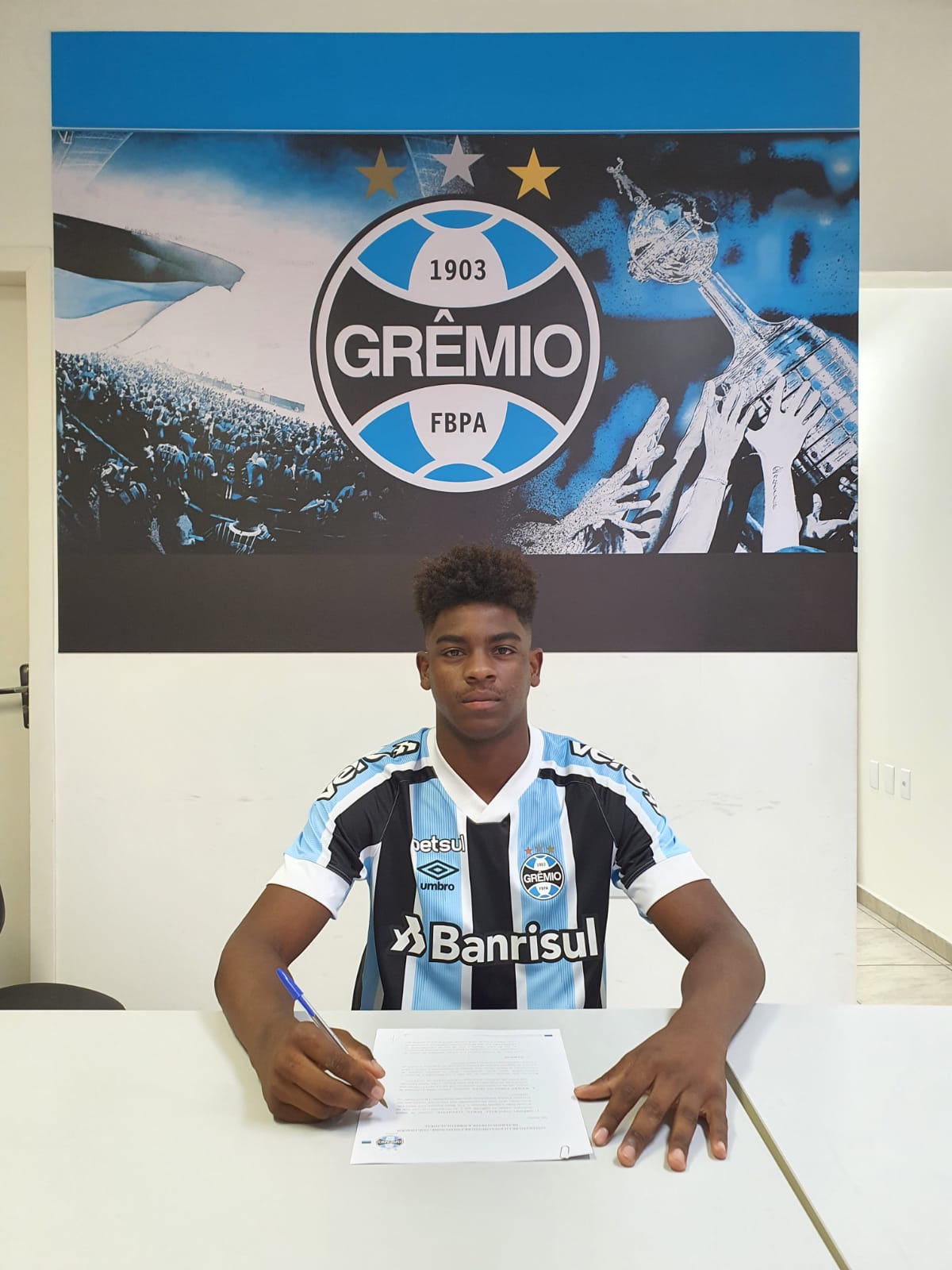 Vovô' com 20 anos, Wesley estreia pelo Grêmio no Gre-Nal de Rivera