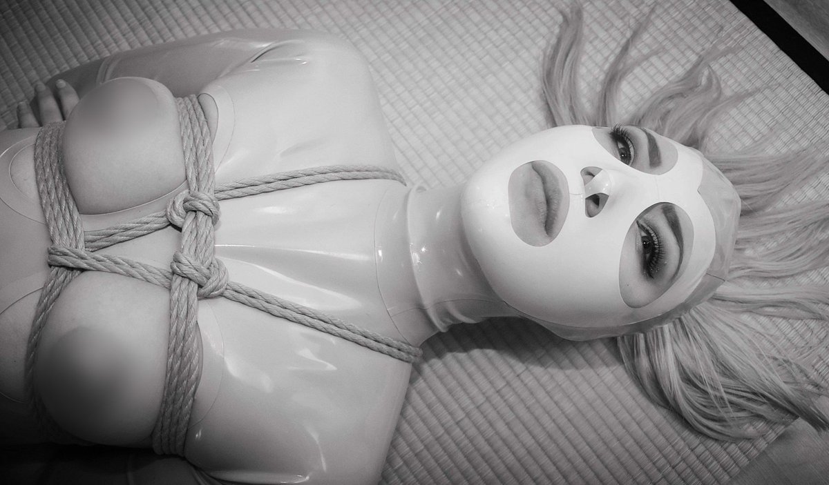 Hi guys 💖 yes boobsies are blurred like that in real life. Cross my heart ✖️✖️✖️