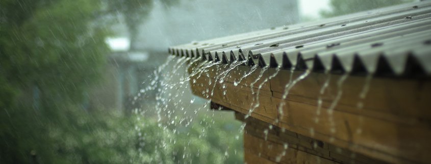 Дождь капает по крышам. Ливень стучит. Ливень стучит. Сильный дождь. Ливень за окном.