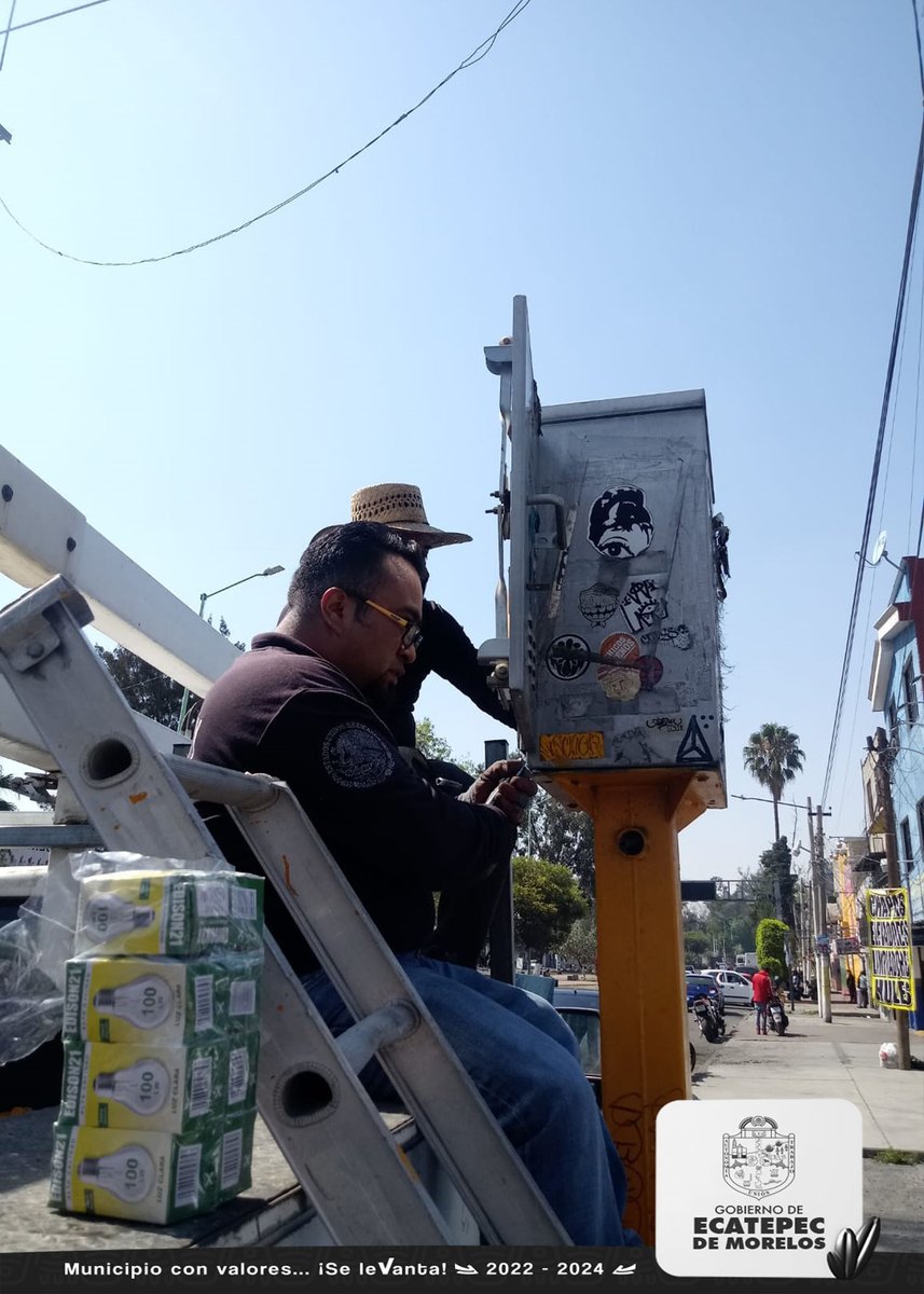 Para que la operación de los semáforos sea correcta y eficiente, diariamente realizamos recorridos para darles mantenimiento, recordando que los semáforos son ordenadores del tránsito que promueven la circulación segura de los usuarios de la vía pública.  #MunicipioConValores