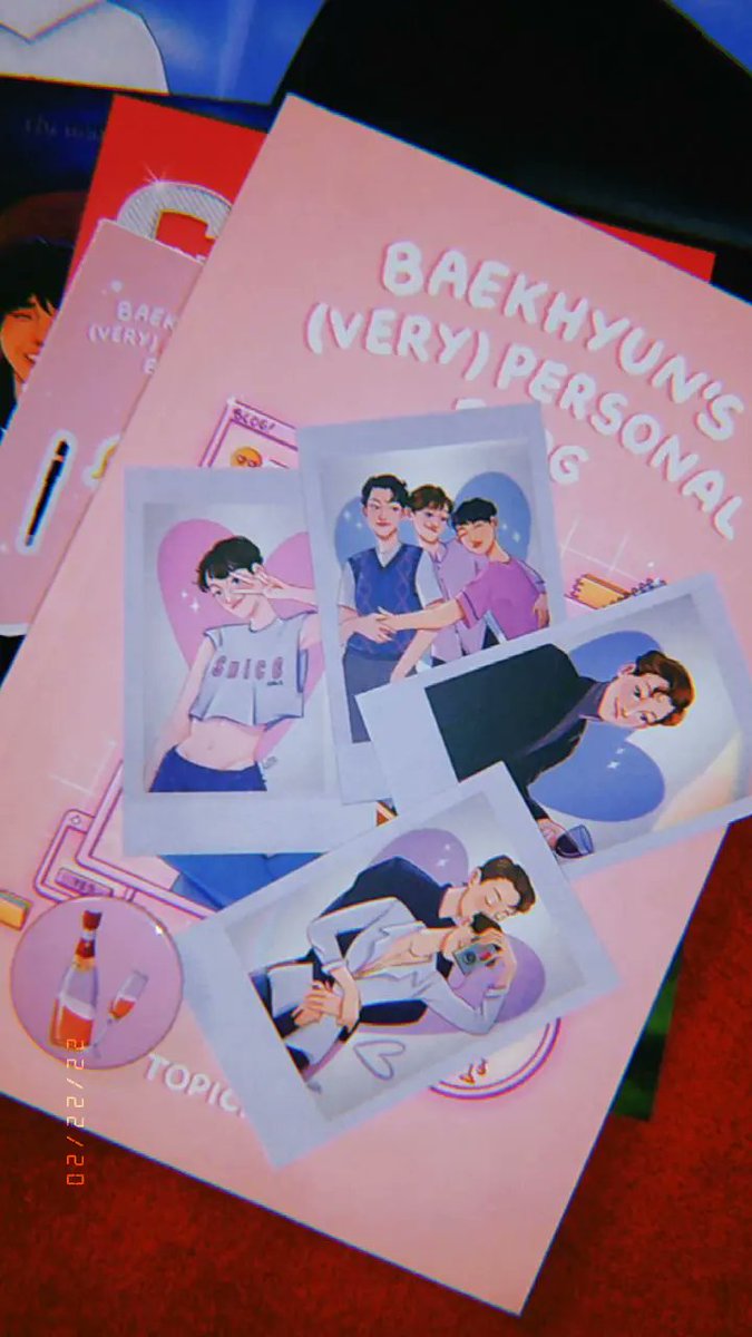 bbyunhie's tweet photo. #BVPBOOK o mundo cor de rosa em um só livro 💗✨ baekhyun's (very) personal blog está tão, mais tão perfeito!! eu estou completamente apaixonada tanto pelo livro quanto pelos brindes! as fanarts do livrinho cheiroso é tão impecáveis. 🥺💗 https://t.co/REYLXdtmiC