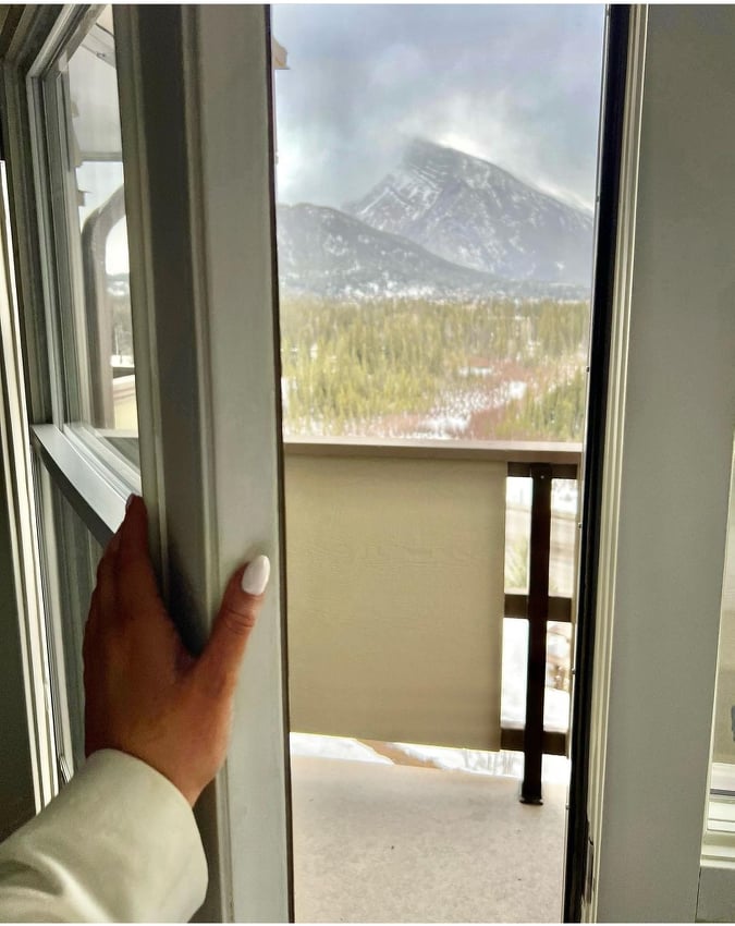 Find fresh inspiration surrounded by nature when you relocate your home office to Banff and you decide to 'Work in the Wild'....thejuniper.com/workinthewild/.  We recommend choosing our Deluxe room with mountain views (pictured) for only $399 + tax
Pic via IG <a href="/mash/">Joonhyuk Choi</a>.elle    
#mybanff