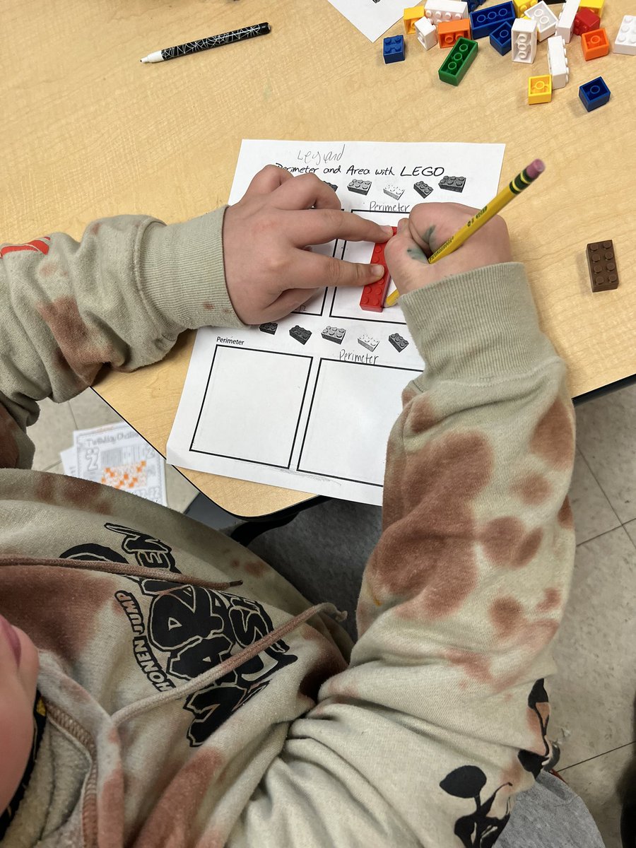 hyde4th's tweet photo. Students have been enjoying finding perimeter using legos! #GoWarriors @HydePrincipal @HydeElem https://t.co/ituGBiJzp5