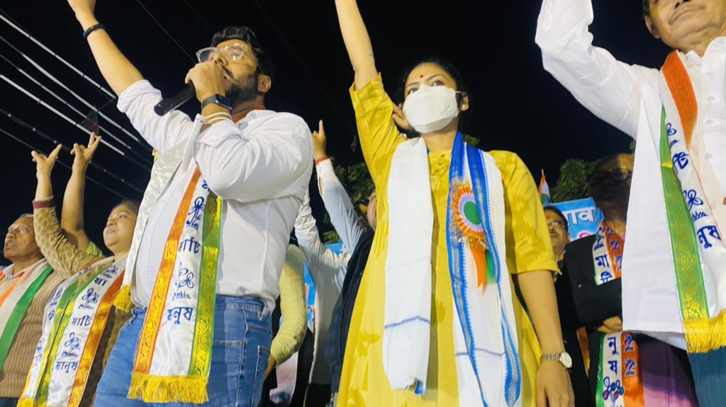 ABHINASHSHAW20's tweet photo. টিটাগড় পৌরসভার তৃণমূল প্রার্থীদের সমর্থনে টিটাগড়ে জনসভায় করলে @iamrajchoco and @sayani06 https://t.co/47bD9r93G5