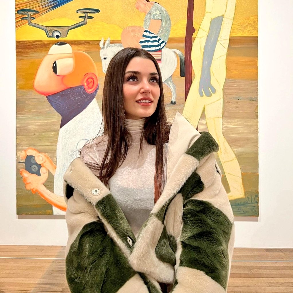CFHanKer's tweet photo. Ella y su manera de mirar expresa tanto 😍😍😍
Saldremos de dudas seguro sobre la situación, pero ella y su mirada es de felicidad y el amor no se va en dos días 🤐👀🤍🧿

#HandeErçel 
#HanKer https://t.co/ASt6MhBLyz