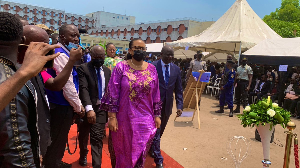 KwangoPresse's tweet photo. Le Rapporteur Adjoint du Sénat ,  l’Honorable Natalie Bul’An’Sung communément appelée Maman sociale a rendu ses derniers hommages à l’ambassadeur de la culture Yaka, L’artiste Kas Kasongo, artisan de Sisa Bidimbu. https://t.co/apgROjJw7A