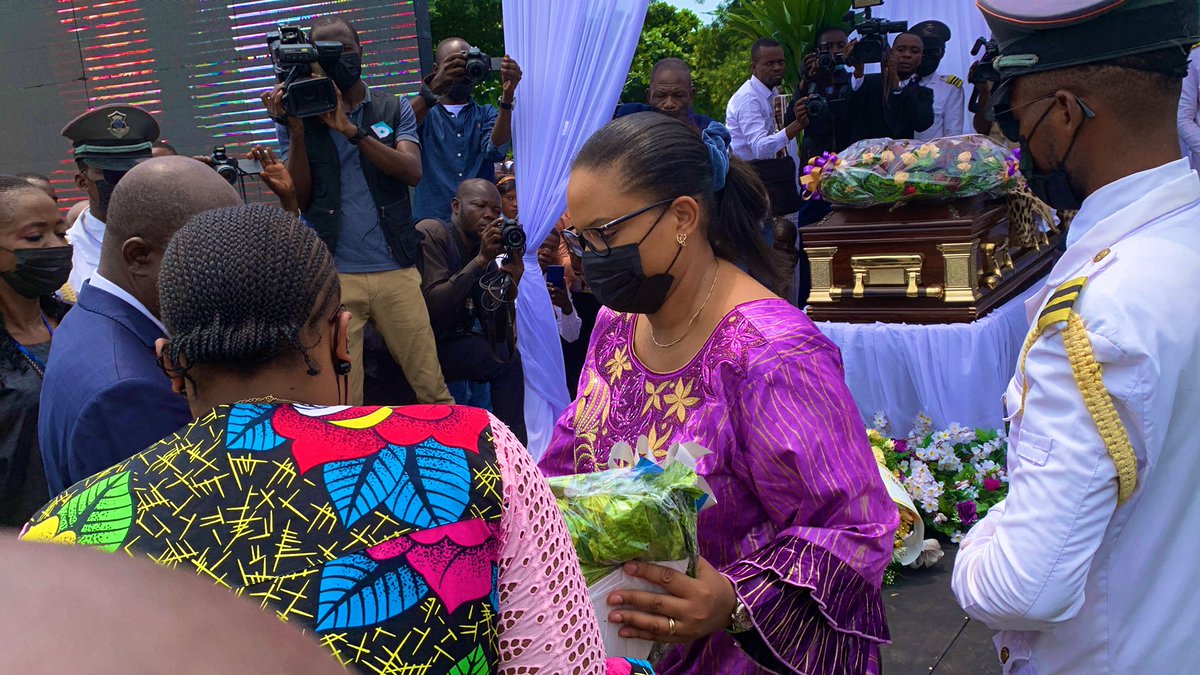 KwangoPresse's tweet photo. Le Rapporteur Adjoint du Sénat ,  l’Honorable Natalie Bul’An’Sung communément appelée Maman sociale a rendu ses derniers hommages à l’ambassadeur de la culture Yaka, L’artiste Kas Kasongo, artisan de Sisa Bidimbu. https://t.co/apgROjJw7A