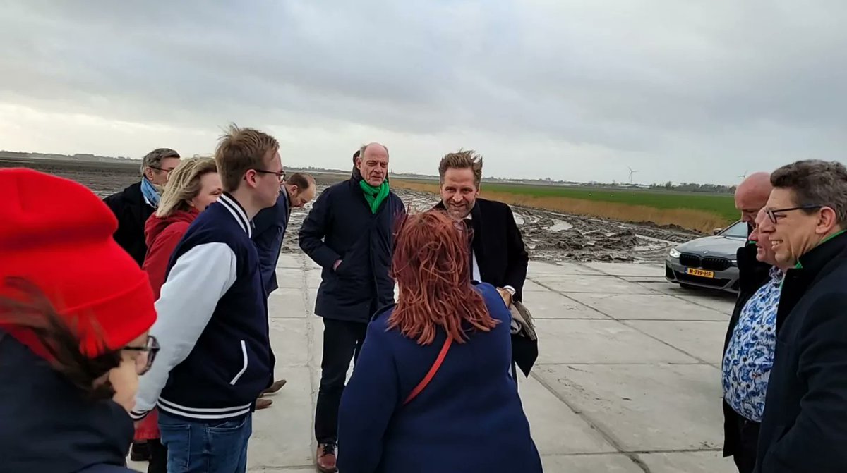 CDJA_NHN's tweet photo. Onze CDJA'ers Timo en Ilja in gesprek met @hugodejonge over woningbouw in Alkmaar. https://t.co/vMvaHmNaI6
