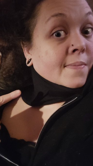 Best purchase! A super soft, stretchy, unobtrusive, not-choking-me, velcro around the neck gell ice pack