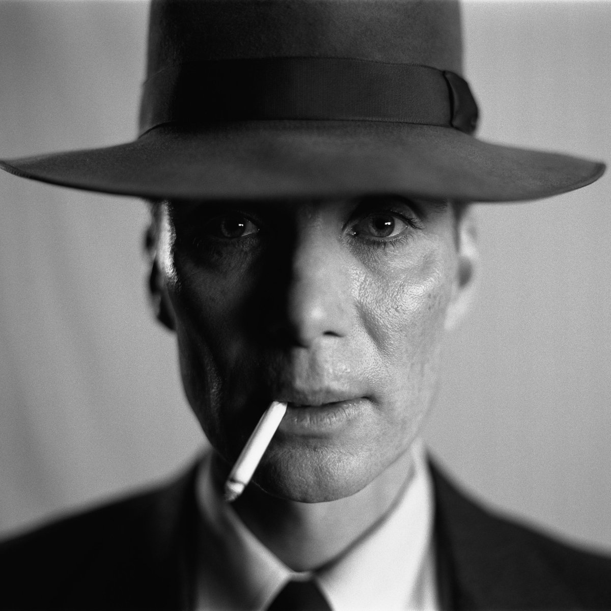 No, non è Tommy Shelby.
First Look a #CillianMurphy in #Oppenheimer, il prossimo film di #ChristopherNolan, biopic dedicato ad uno dei padri della Bomba Atomica.
E la foto è storicamente accurata: #RobertOppenheimer era infatti un fumatore incallito!

#OppenheimerMovie #Cinema