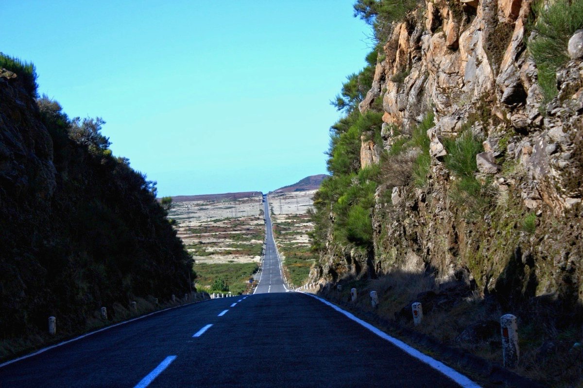 TimeTraveler911's tweet photo. Straight neverending roads for this week’s #Top4Theme #Top4Straight with @Giselleinmotion @Touchse @CharlesMcCool & @perthtravelers
1, 2 and 4 somewhere in #California and 3 on the island of #Madeira.
@DiscoverMadeira @visitmadeira #SharingMadeira @VisitCA @california https://t.co/DuJbTTEFFB