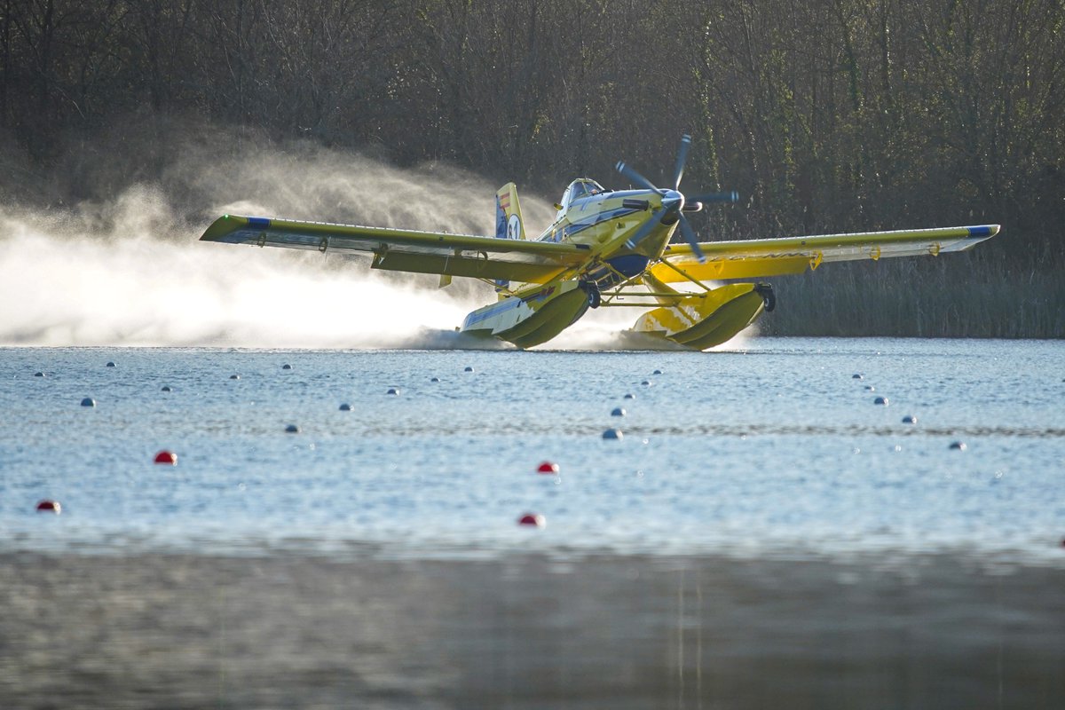 BillyFotograf's tweet photo. @bomberscat  carregant  els AVA a l'estany de Banyoles de l'incendi de Roses  #IncendiRoses https://t.co/7LkjsvhZoM