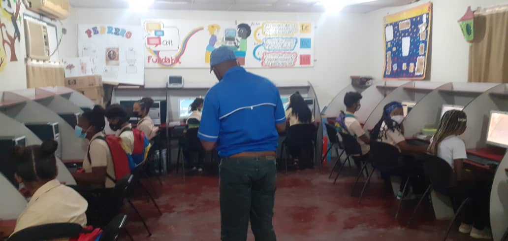 #22Feb 🖥️ Tutor Óscar García, en el CBIT "José Joaquín Veroes", atiende a estudiantes de 5.º año sección "A" (grupo CRP de informática). Uso de herramienta ofimática procesador de textos
@MPPEDUCACION
<a href="/Fundabit_/">FundabitOficial</a>
<a href="/leivi24/">Leivi/Oceanía</a>
#PatriaDePaz
#SomosFundabit