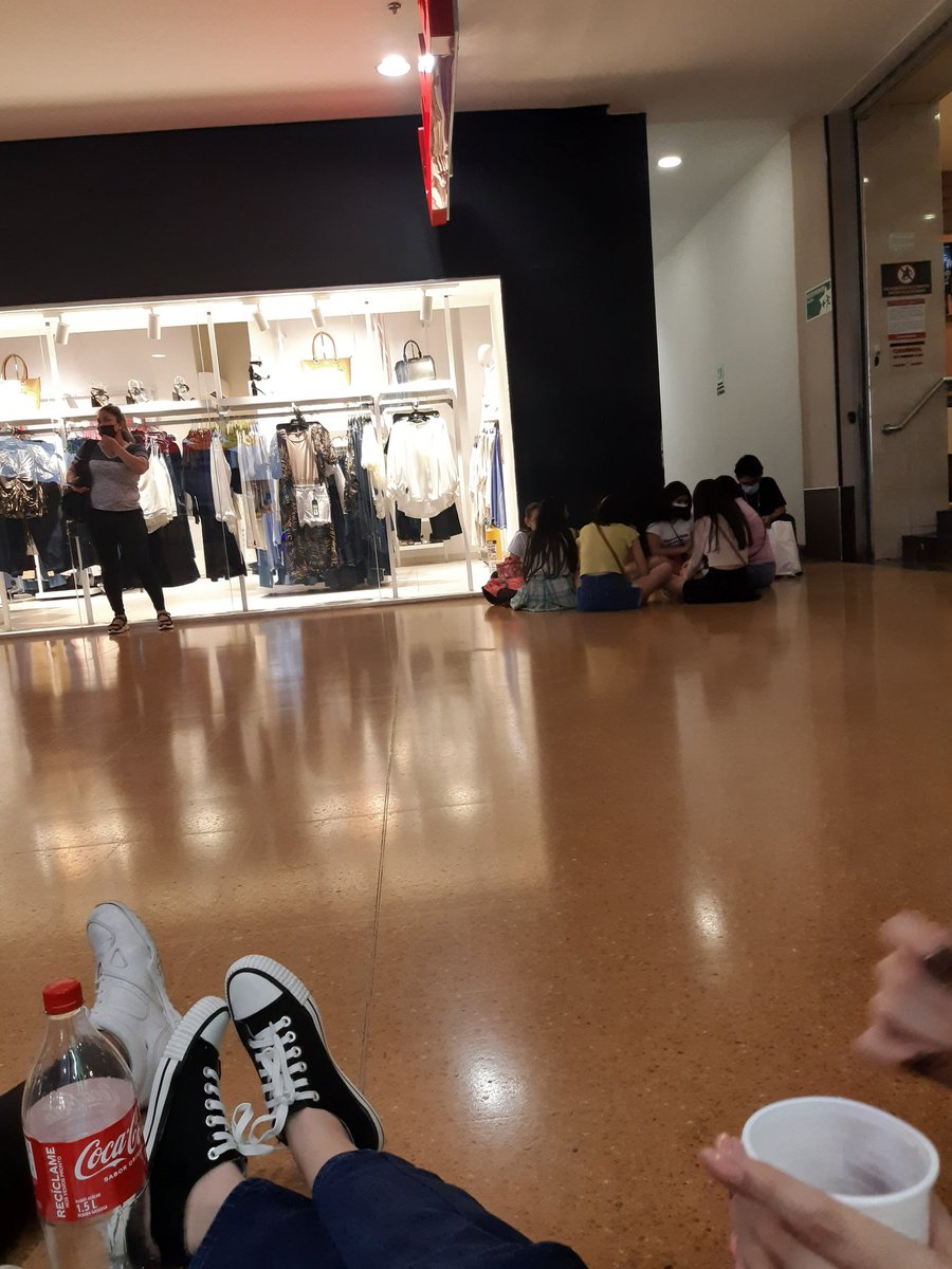 _lucy_army_'s tweet photo. Acá en Soledad (Atlántico) estamos todos muy calmados. Es admirable que a pesar del trato despectivo que hemos recibido el día de hoy, todxs estemos siendo civilizadxs.

#CinemarkCol #Cinemarksoledad @CinemarkCol https://t.co/lNZxzVLEPo