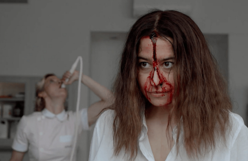 THorror_Lover_'s tweet image. #FalsePositive reimagina Rosemary&apos;s Baby a través de una aguda sátira a las clínicas de reproducción asistida en tono de thriller psicológico con Pierce Brosnan haciendo de Mad Doctor que esconde las imágenes más perturbadoras que encontrarás en un film de los últimos años. 8/10