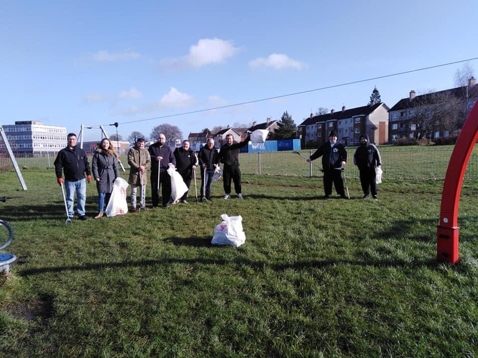 NorthernCorrid1's tweet image. Lovely morning with the menspace group litter picking the play park, we even had a shot of some play equipment. Lots of bottles and cans removed, with the bin being relocated up to the main road, think this will be an ongoing job