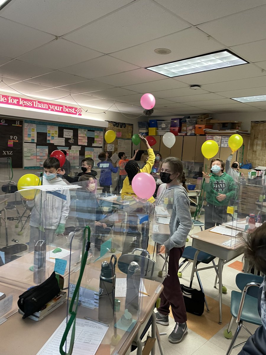 klee140's tweet image. Final TWO minute challenge brain breaks for “TWOsday” included: desk cleaning in under 2 minutes, 2 minute partner draw, and 2 minute balloon toss! 2-22-22