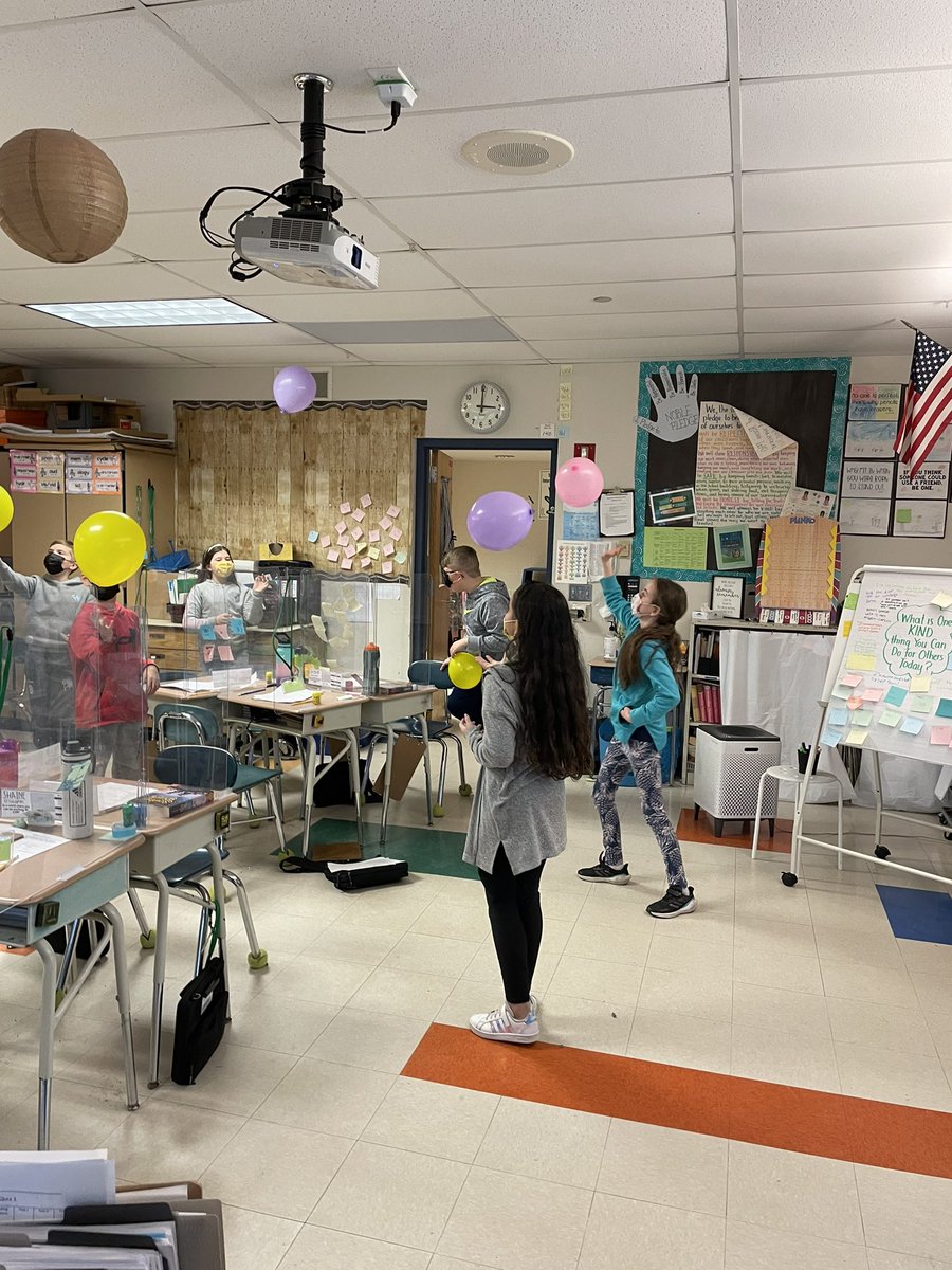 klee140's tweet image. Final TWO minute challenge brain breaks for “TWOsday” included: desk cleaning in under 2 minutes, 2 minute partner draw, and 2 minute balloon toss! 2-22-22