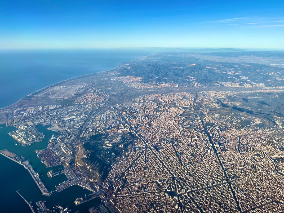 quincaral's tweet photo. Sobrevolando Barcelona en un nuevo día soleado, anticiclónico… y capicúa 🙂🙃
-> 22.02.2022 <- https://t.co/7LWc9u2tCu
