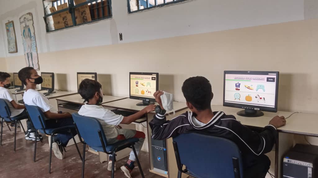 #22Feb 🖥️ En el CBIT "Juan Miguel Roo", la tutora Alexandra Quintero realizando actividad de juego de memoria visual con estudiantes de tercer grado.
@MPPEDUCACION
<a href="/Fundabit_/">FundabitOficial</a>
<a href="/leivi24/">Leivi/Oceanía</a>
#PatriaDePaz
#SomosFundabit