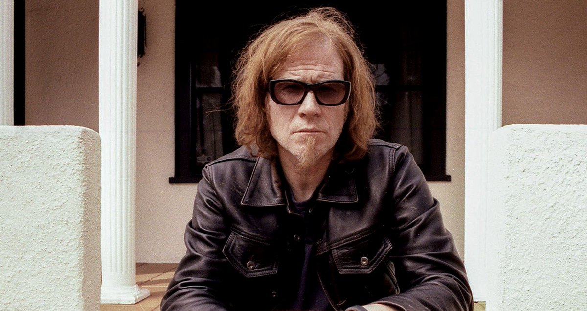 NO PUEDE SER. La calaca nos arrebató a MARK LANEGAN, la voz de terciopelo herido detrás de los Screaming Trees, QOTSA, Mad Season, los Gutter Twins y más. Maldita sea. REST IN POWER!! rollingstone.com/music/music-ne…