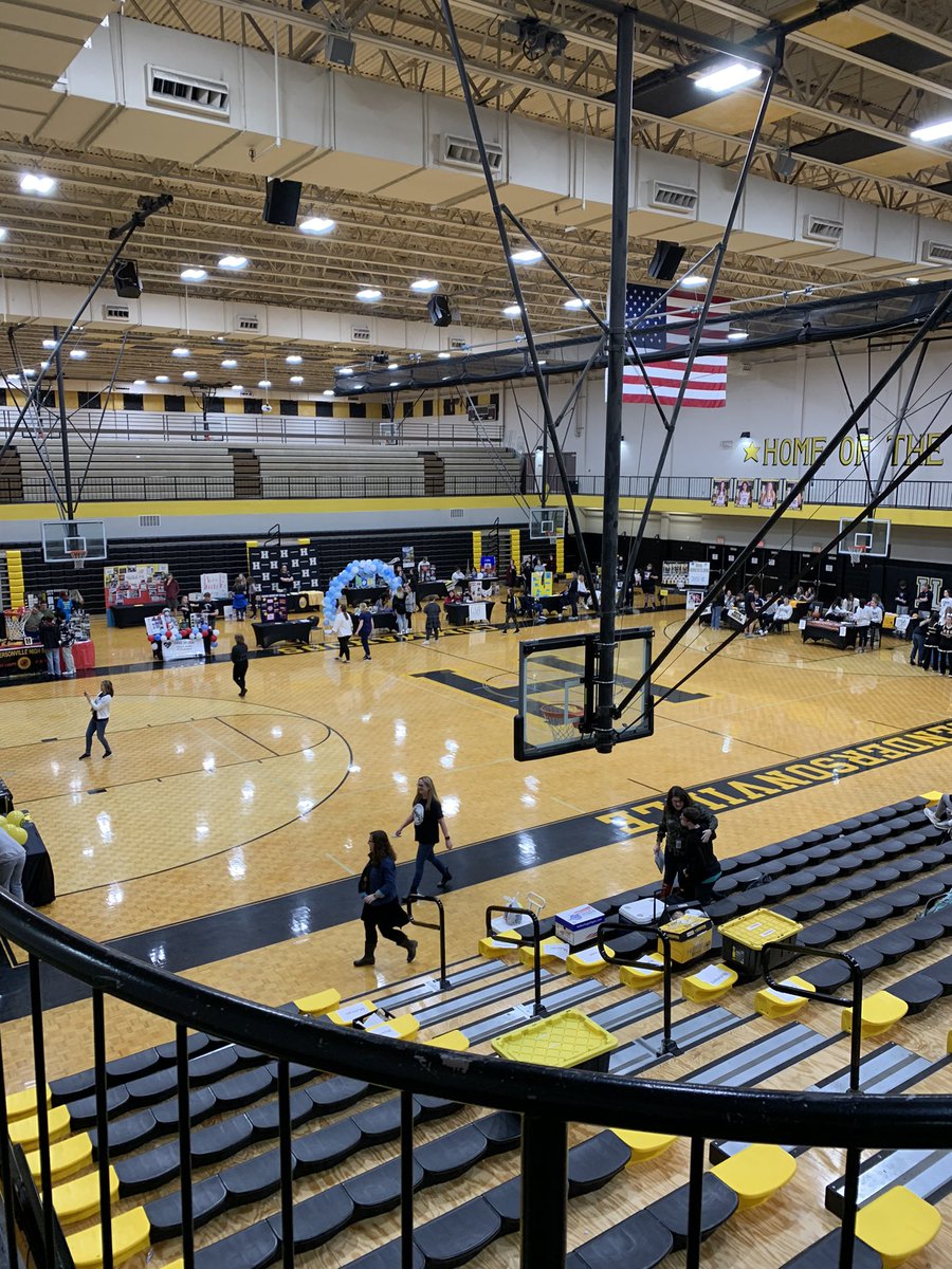 HHS had a wonderful 8th grade onboarding event today! 8th graders from Ellis and Hawkins toured CTE classrooms, attended an assembly hosted by HOSA and student council, and an awesome mini pep rally. Big thanks to my planning partners!  <a href="/hhscommandos/">Hendersonville High</a> <a href="/SumnerCountyCTE/">Sumner County CTE</a>