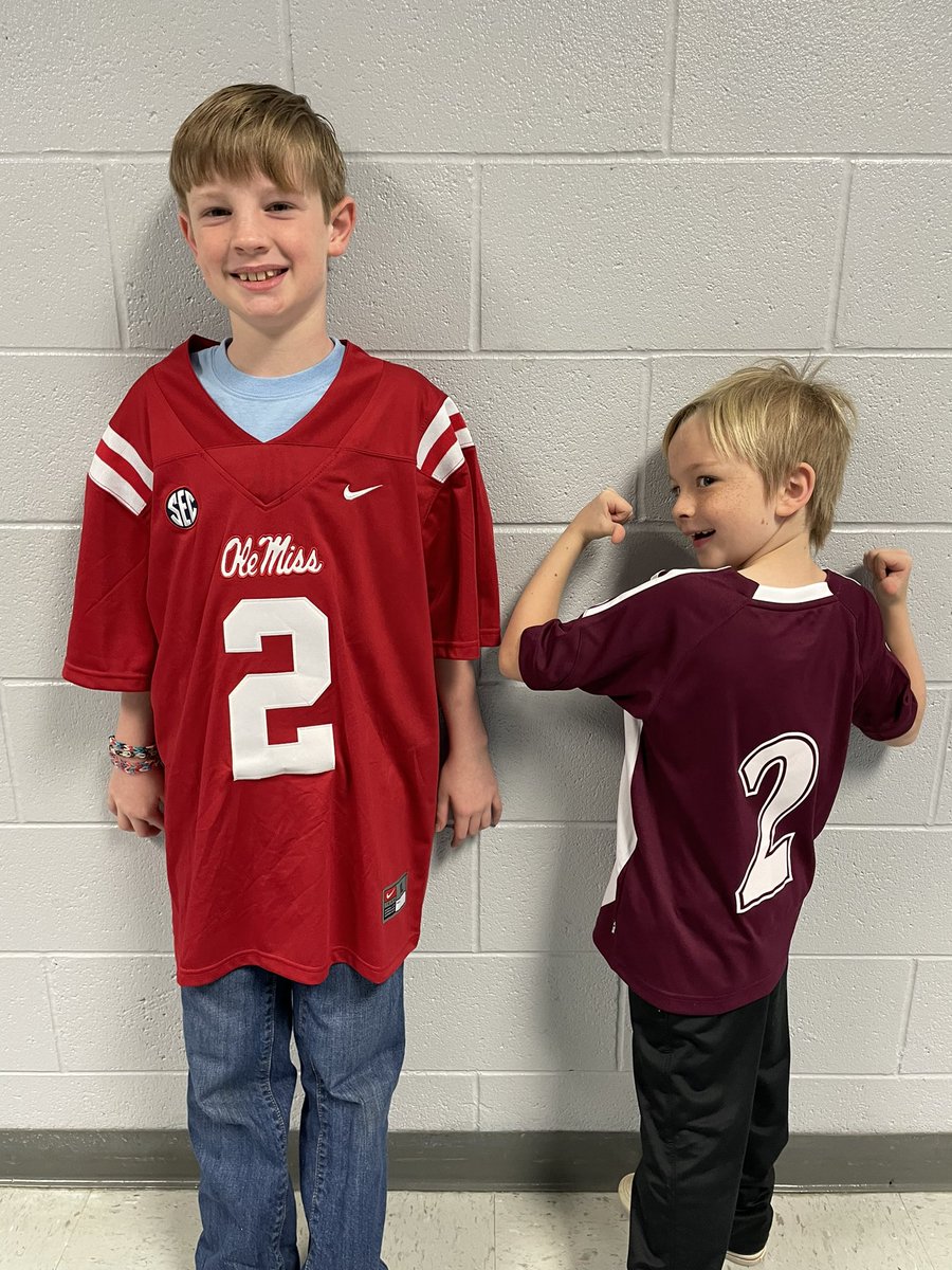 MrsPinckley's tweet photo. Happy TWOsday! @LewisburgSchool #22222Day #TwosdayTuesday #TeamDCS https://t.co/rJ0Js8XrIg